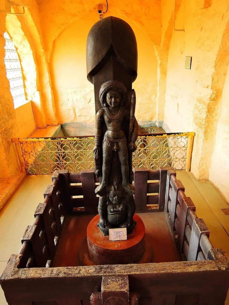 Siva Lingam szobor, Kr. e. 3. századból.